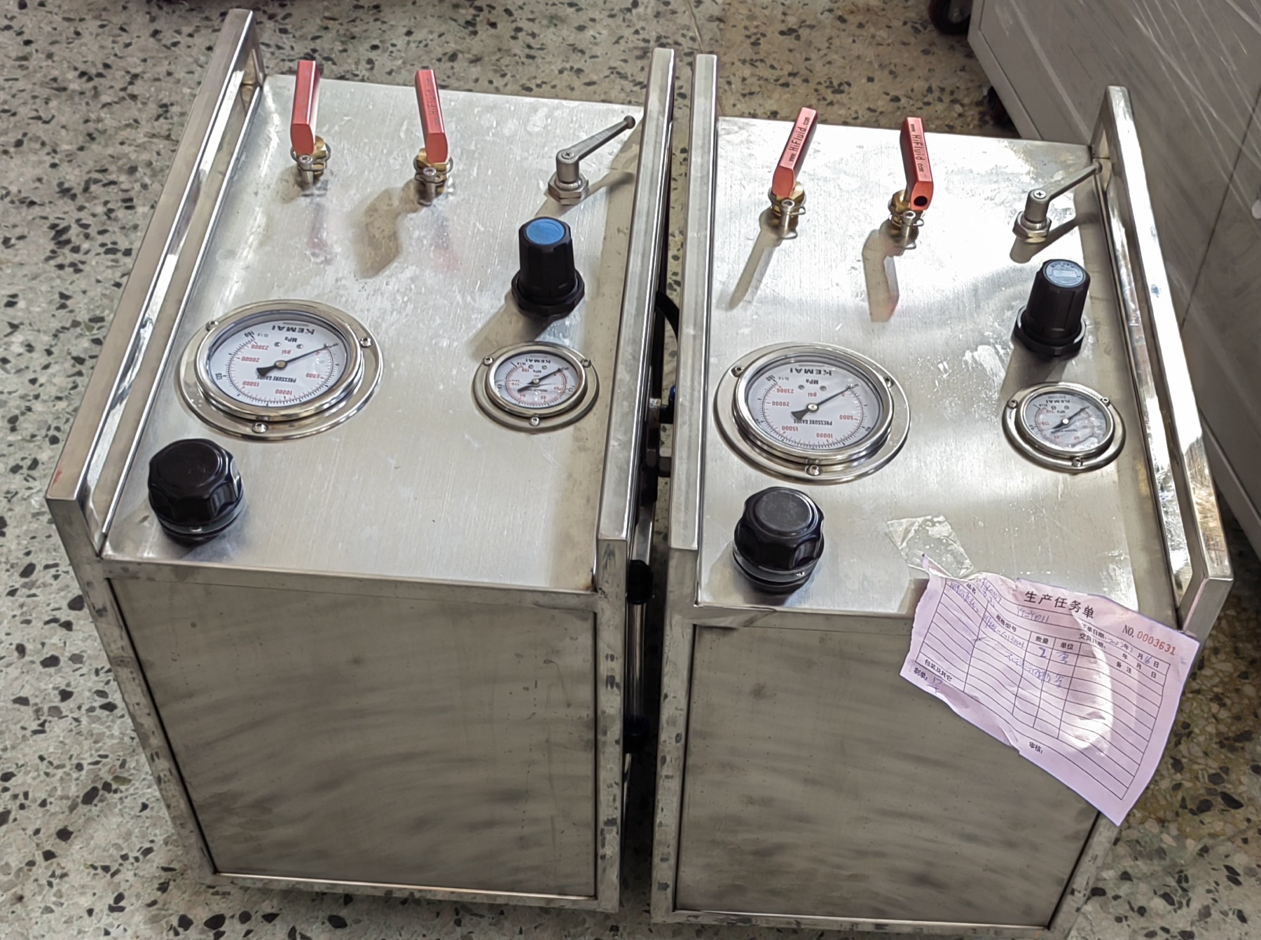 Mobile hydro-pneumatic booster equipment with gauges, regulator and manual valves