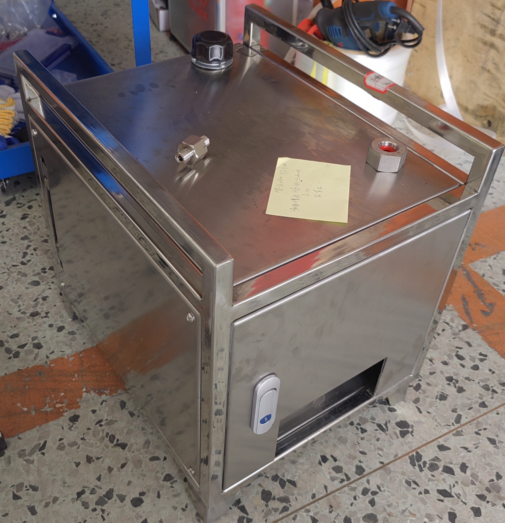 Top connections and stainless steel trolley frame of a hydro-pneumatic booster system
